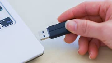 USBメモリを使うのは時代遅れ？紛失リスクが高いのに物理ストレージを使い続ける意味とは？
