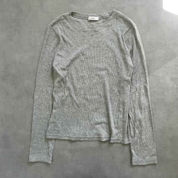 「これは名脇役！」「伸びが良くて着心地抜群」【しまむら】1,000円台で手に入る「ラメトップス」をレビューしてみた