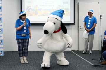 青いサンタが海岸をお掃除　「海の日」に藤沢・片瀬東浜、つるの剛士さんや川村エミコさんら参加