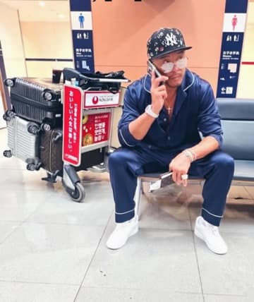 空港にパジャマ姿で登場!? 秋山成勲、“攻めすぎファッション”に妻SHIHOもツッコミ【PHOTO】