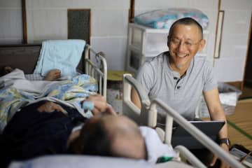 4歳から102歳まで計2千人を自宅で看取った緩和ケア医・萬田緑平さんの信条「僕は“看取り屋”ではなく“生き抜き屋”」
