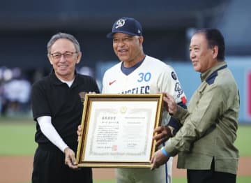 ロバーツ監督に県民栄誉賞を授与　「沖縄に認められて本当に光栄」