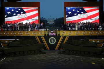陸軍創設２５０年を祝うパレード、トランプ大統領が軍を称賛