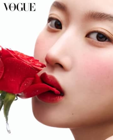 セール中…ムン・ガヨン直筆サイン入り2Lサイズ写真…Mun Ka-young ムン・ガヨン、クラシックな雰囲気のグラビアを公開・・・魅力的