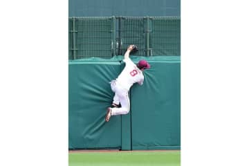 「上手いとかのレベルじゃない」　プロ野球で衝撃スーパーキャッチ爆誕、宙に浮いた28歳にネット騒然