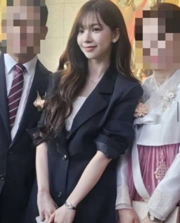 aespaのKARINA、実姉の結婚式に参列…清楚なスーツ姿に注目