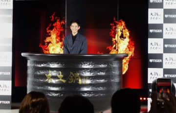 俳優の松坂桃李さんが「土鍋ご泡火炊き」のごはんを実食！