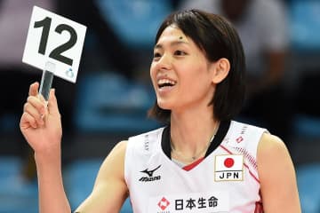 「いや足ね！！！笑」女子バレー元日本代表が“ミニスカゴルフウェア”姿披露も…足の異変に狩野舞子、滝沢ななえも注目「虫に刺されてる？」