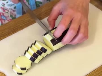 フライパンは不要です！　ナスの楽チンな食べ方に「これならすぐ作れそう」「早速試す」