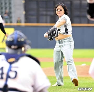 【PHOTO】イ・スジ、始球式に登場…へそ出しファッションを披露