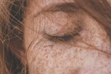 「塗っているから大丈夫」 それだけでは防げない「光老化」の深刻なダメージ