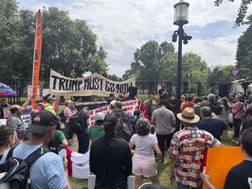 全米各地でトランプ氏に抗議デモ　「王はいらない」大合唱