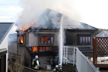 藤沢の木造2階建て住宅で火事　住人とみられる80代男女が搬送