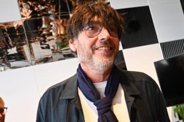 「本当にきた」英人気バンド・ブラーのメンバー万博でご機嫌ＤＪ