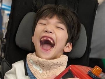 「毎日が必死」脳性まひの息子との10年間。いろいろな子がいることを知ってほしい、絵本に込めた母の思い（絵本『おなかのボタン』著者インタビュー）