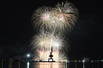 京都・舞鶴の人気花火大会が7月27日開催決定！海辺に4000発の大輪が咲く