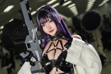 【コスプレ】挑発的なボンデージファッションがダークな魅力を引き立てる！スタイル抜群の『NIKKE』ミハラに熱視線【写真8枚】