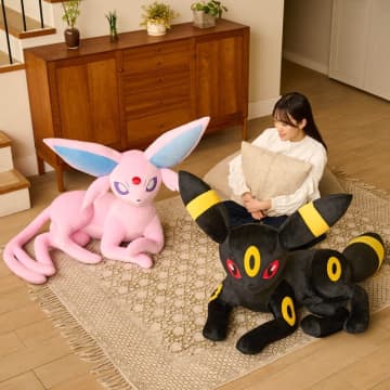 ポケモン「エーフィ」&「ブラッキー」の等身大ぬいぐるみがポケモンセンターにて本日6月16日まで受注販売中