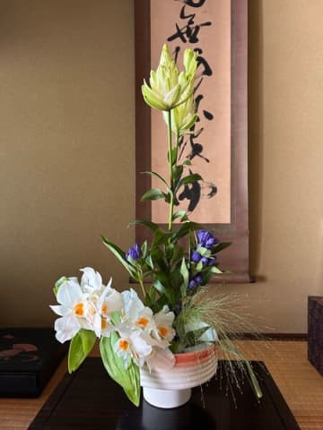 素敵な出会いから床の間にお花を生けました