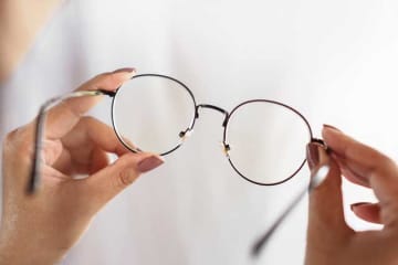 「メガネをかける」って英語で？朝のひとコマを英語で言ってみよう！