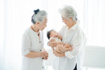 注意すべき『初孫フィーバー』の行動7選　パパママと赤ちゃんを最優先に考えて