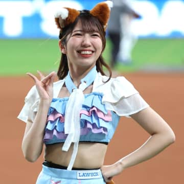 「なにこれ可愛すぎ！」エスコン登場の“188cm巨漢”がノーバン始球式→きつねダンスも披露にファン熱狂！「全部持ってった」「そら盛り上がるわ」