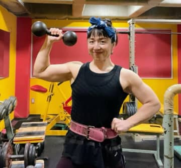「どこのお嬢さん？」浜口京子、赤リップ＆ブラックドレスの“小顔感際立つ”お呼ばれスタイルで印象ガラリ