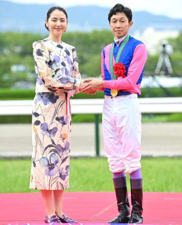 「もう綺麗すぎたわ」阪神競馬場に登場した超大物女優の“圧倒的な存在感”が話題！「オーラが最強」「いや、武豊の輝きっぷりも凄い」