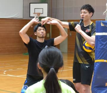 トップ選手がバレー指導　小中生ら60人　基礎学ぶ　茨城・笠間