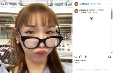 加護亜依、「この表情に一言！」可愛すぎるメガネ姿の自撮りショット公開！