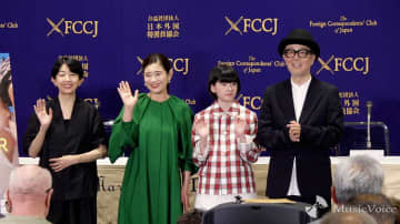 【動画】12歳・ 鈴木唯、外国人記者に向け堂々の英語挨拶　&quot;親子役”リリー＆石田ひかりと出席