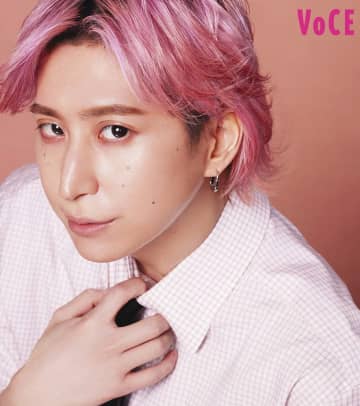 “愛に生きる男”佐久間大介、『VOCE』2度目の表紙　シャツ＆ネクタイ＆メガネのオトナな色気あふれるカットも収録