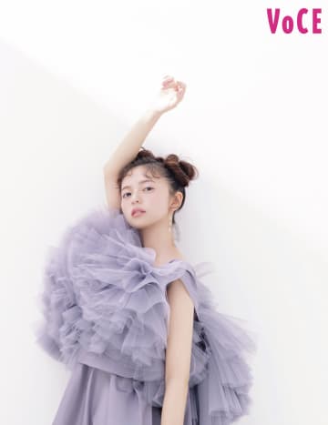 齋藤飛鳥、圧巻の着こなしで『VOCE』初表紙　お気に入りの化粧水も明かす