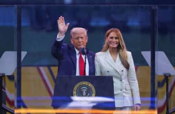 トランプ米大統領　巨額軍事パレードで「誕生日おめでとう」の大合唱…一方、全米各地で数百万人が反政権デモ