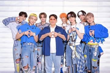 “BTSの父”パン議長、ダイエット成功でアイドル顔負けのビジュアル？新J-POPグループと記念SHOT【PHOTO】