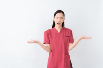 私のボーナス3万円、「若くて可愛い」新人は33万円！  抗議したら「お金の話は品がない」と逆ギレされた女性