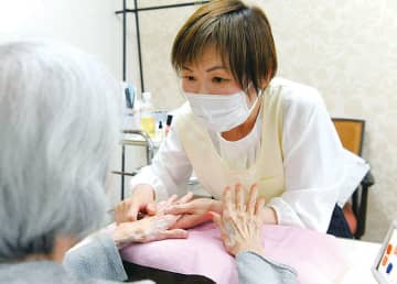 需要高まる“介護美容”　日々の生活に彩り　笑顔や自信を取り戻す“心のケア”に　介護が必要な高齢者にハンドマッサージやネイルケアなどの美容サービスを提供