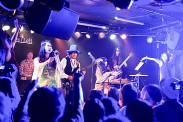エミとゲル、下北沢Flowers Loftで行なわれた東京初の単独公演大盛況！ タブレット純、ナポレオン山岸とともに名曲群23曲を披露！
