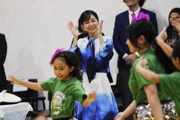 佳子さま、サンバに手拍子　日系や在留の子どもらと交流