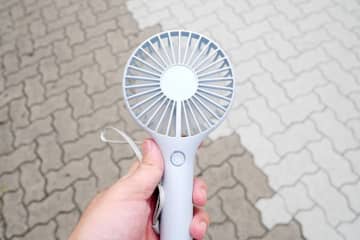 「ハンディファン」だけじゃ暑い、そんなときは…　“こうする”と一気に涼しさ増して快適に