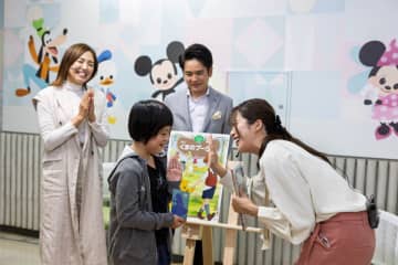 ディズニーの名作“巨大”絵本にこどもたちも大興奮！ “語りのプロ”たちが病気と闘うこどもたちに読み聞かせで応援「Disneyストーリータイム」