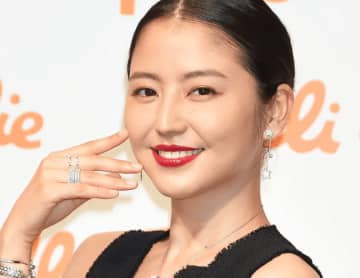 長澤まさみ、エレガントなセットアップに競馬ファンも熱視線。「大人の余裕を感じる」「上品でさすが」と反響