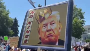 「王はいらない！」トランプ大統領79歳誕生日“65億円”軍事パレードに全米2000カ所・数百万人が抗議デモ　民主党議員“暗殺”事件も発生…57歳容疑者の車から「標的リスト」