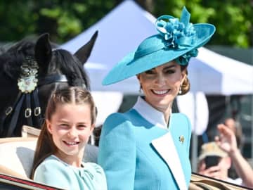 英キャサリン妃＆シャーロット王女、アクアブルーの母娘コーデでトゥルーピング・ザ・カラーに登場