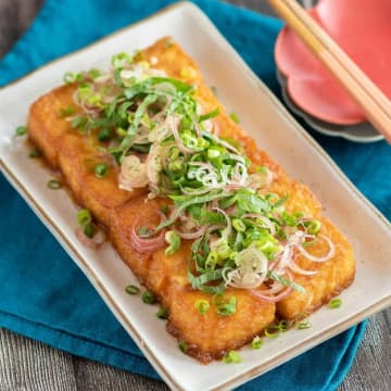 【厚揚げがここまで化けるとは】「薬味たっぷりでさっぱりウマい」「ご飯がススムやつだわ」コスパ抜群！メイン級のおかずレシピ