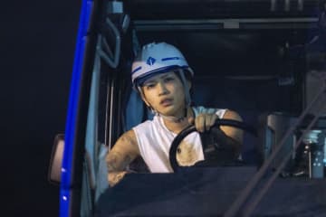 岩橋玄樹がショベルカーを操縦する姿　行方不明になった息子を捜索する遠藤雄弥も　「男神」場面写真