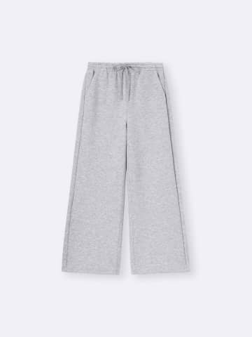 【GU】ゆるシルエットが今っぽ！「優秀パンツ」