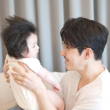 18歳年下の日本人女性と結婚した俳優シム・ヒョンタク、老眼だけど…メガネ3本で愛息の顔も“くっきり”【PHOTO】