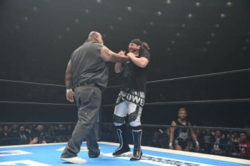 【新日本】“ドン”ファレ降臨、“裏切りのX”オーエンズが仲間を攻撃！大阪城に走った衝撃の再編劇「忠誠を誓った場所で敬意が払われなかった。だから、古い仲間の元へ戻った」