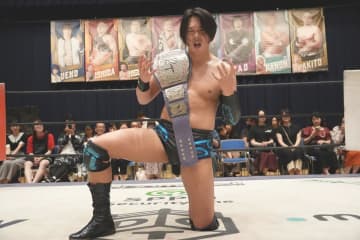 【DDT】新世代のTo-yが新潟凱旋のササダンゴを“狂ったルール”で撃破し、EXTREME王座初戴冠！「ベルトとともに狂って狂って狂いまくる！」
